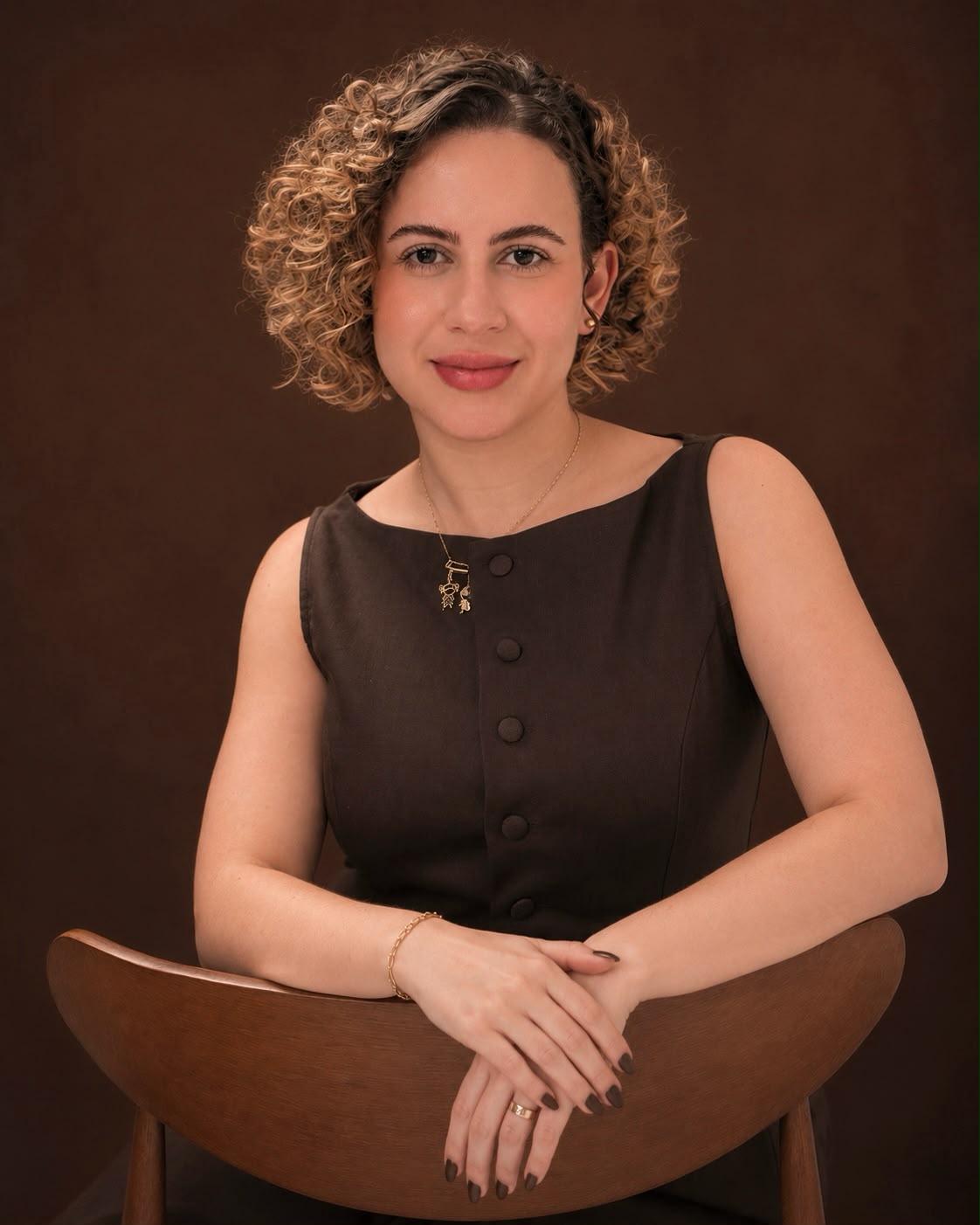 Marcella Batista, especialista em micropigmentação, sorrindo